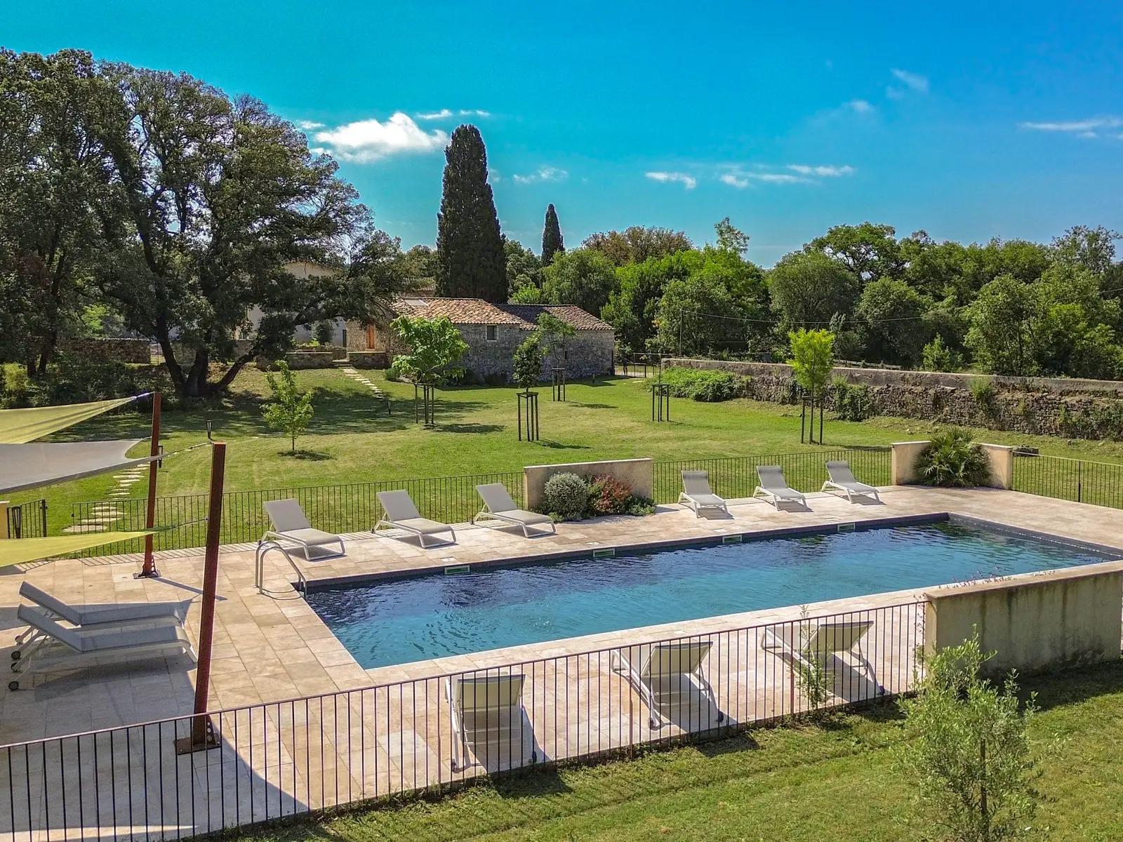 La piscine et les jardins