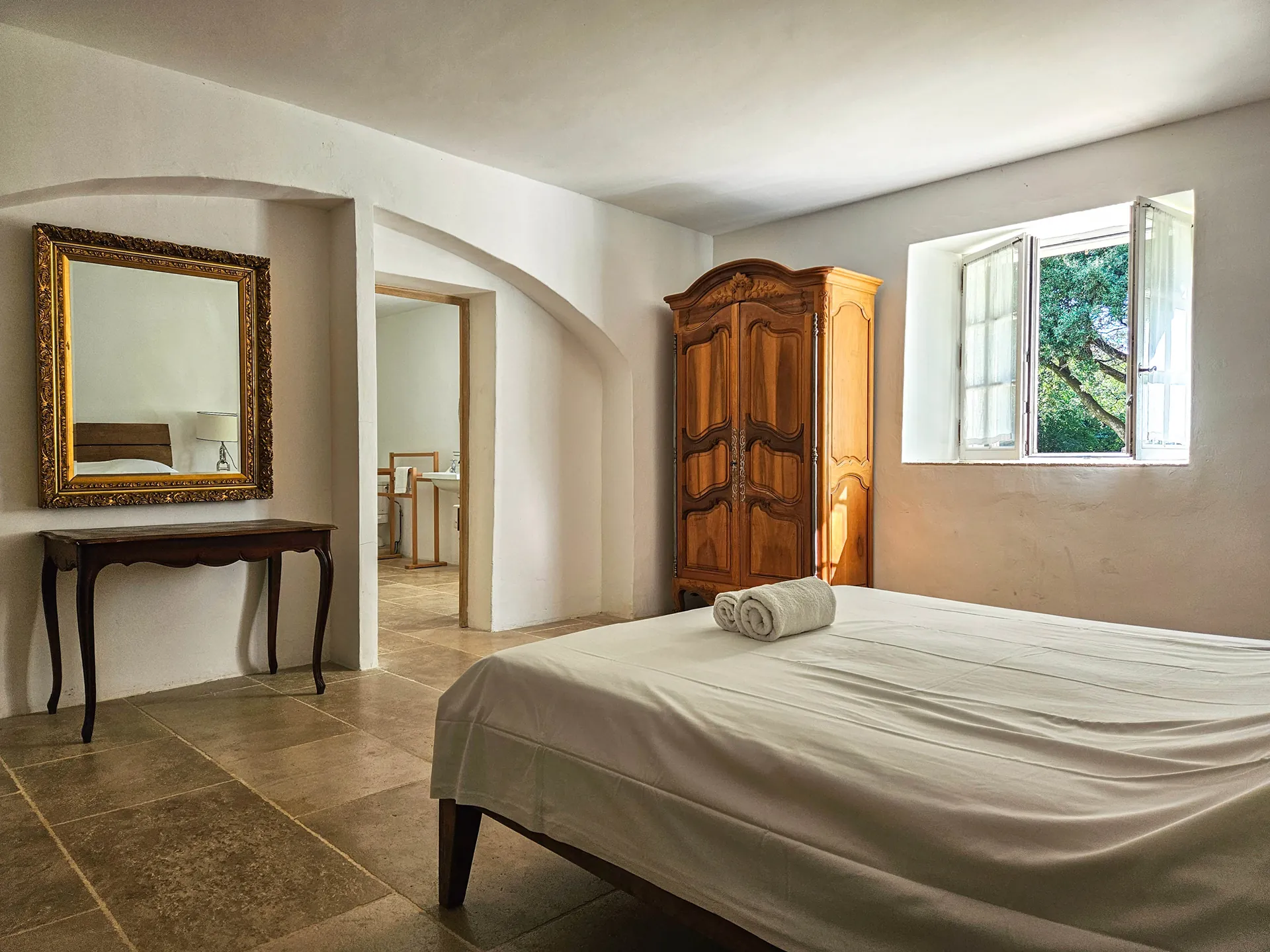Une chambre au rez-de-chaussée