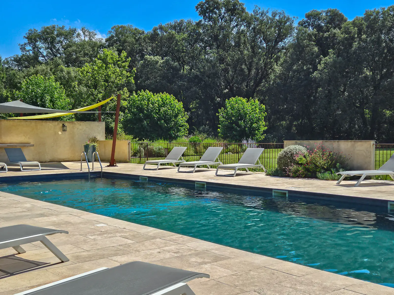 Piscine du Domaine de la Verrerie entourée de chênes